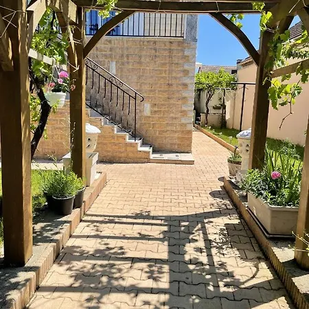 D'une A Beaune Avec Jardin Clos Et Wifi * Beaune (Cote d'Or)